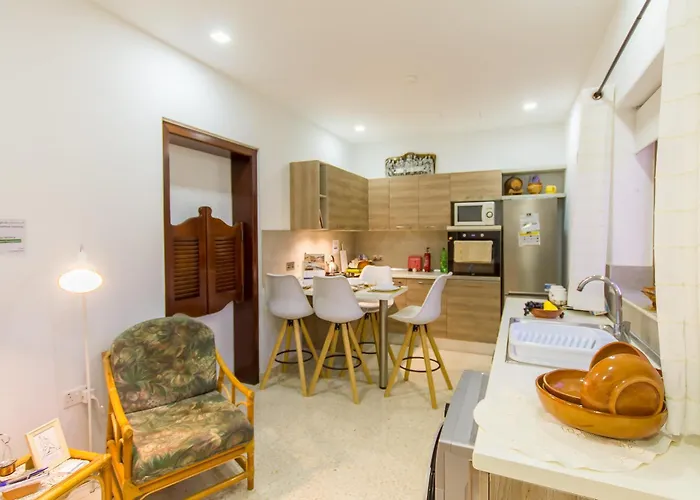 Sunny Maltese Townhouse Madonnina - Happy *