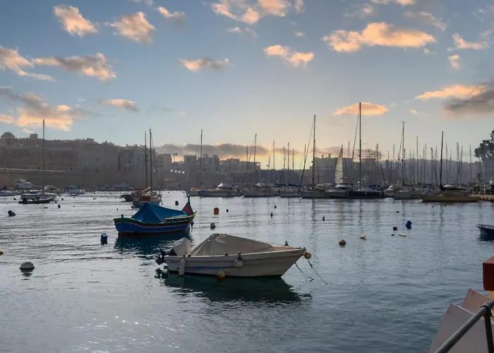 Sunny Maltese Townhouse Madonnina - Happy *