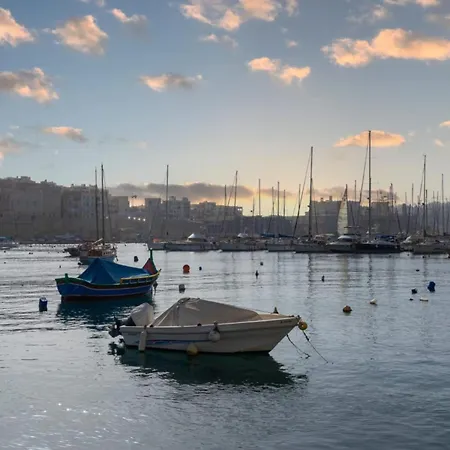 Sunny Maltese Townhouse Madonnina - Happy *