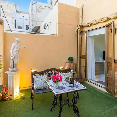 Sunny Maltese Townhouse Madonnina - Happy