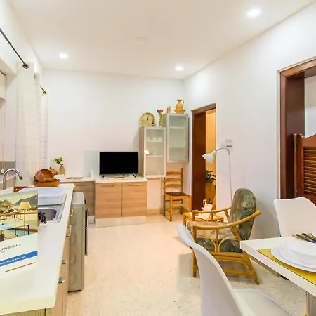 Sunny Maltese Townhouse Madonnina - Happy *