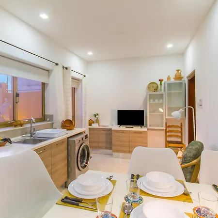 Sunny Maltese Townhouse Madonnina - Happy Apartment