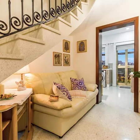 Sunny Maltese Townhouse Madonnina - Happy