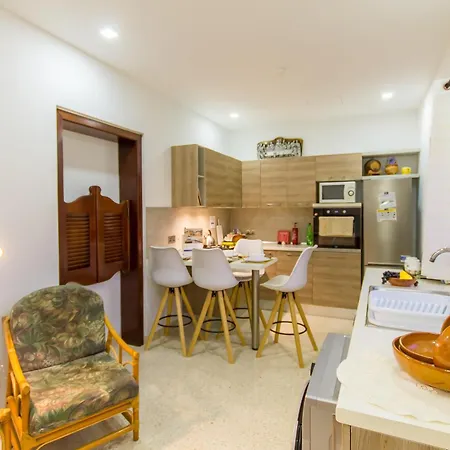 Sunny Maltese Townhouse Madonnina - Happy Apartment Kalkara