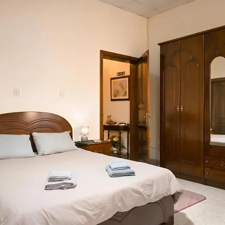 Sunny Maltese Townhouse Madonnina - Happy *