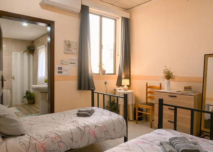 Sunny Maltese Townhouse Madonnina - Happy *